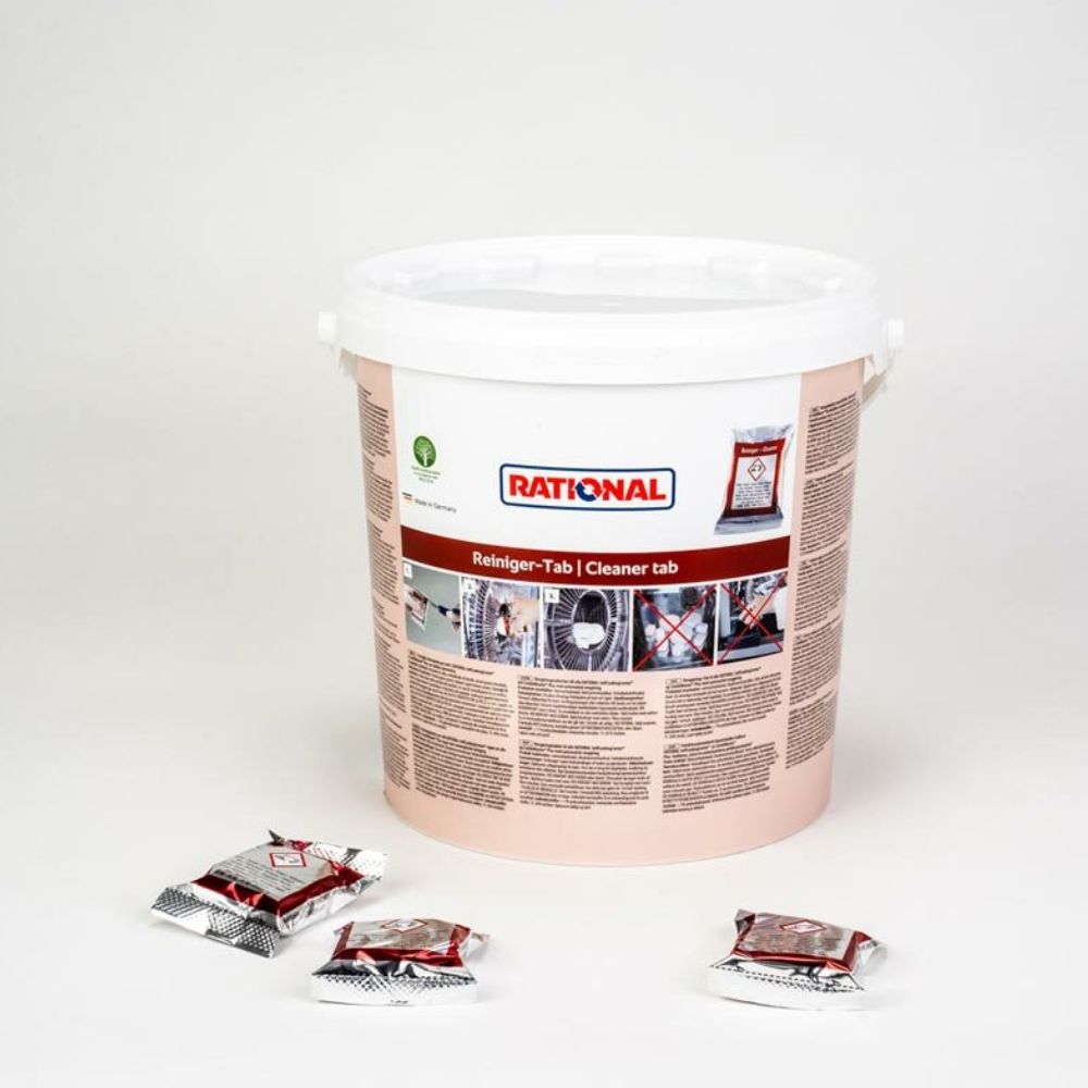 Un grande secchio bianco con l'etichetta "Rational Reiniger Tabs | Eimer (100 pezzi)" della Rational AG mostra in modo prominente le sue informazioni sul prodotto. Davanti al secchio, ci sono tre pastiglie detergenti confezionate singolarmente disposte su una superficie bianca impeccabile, ideali per l'uso nei dispositivi CombiMaster Plus e SelfCooking Center.