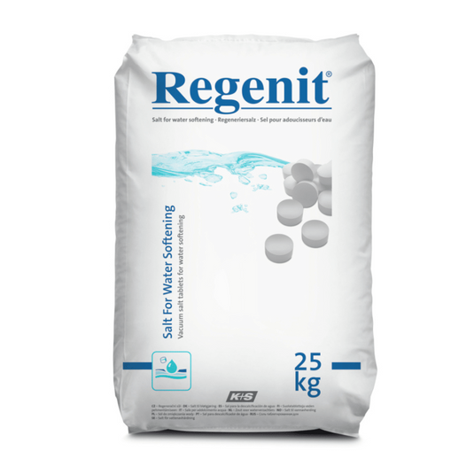 Abgebildet ist ein 25 kg Sack Regenit Siedesalztabletten von K+S Minerals and Agriculture GmbH. Die Verpackung zeigt Bilder von Salztabletten und Wasser sowie einen mehrsprachigen Text, der den Verwendungszweck der Verpackung angibt: Wasserenthärtung gemäß EN 973 Typ A.