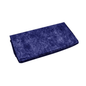 Una coperta monouso piegata con imbottitura in carta di Rescue Trade in un profondo blu ricorda il lusso ed è elegantemente presentata su uno sfondo bianco brillante.