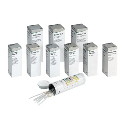 Dietro un contenitore cilindrico aperto con coperchio si nascondono nove scatole con l'etichetta "Combur®" di Servoprax GmbH, ciascuna contenente 100 strisce reattive per urine Roche. Sul lato del contenitore è fissata una tabella multicolore, perfetta per eseguire un test rapido.