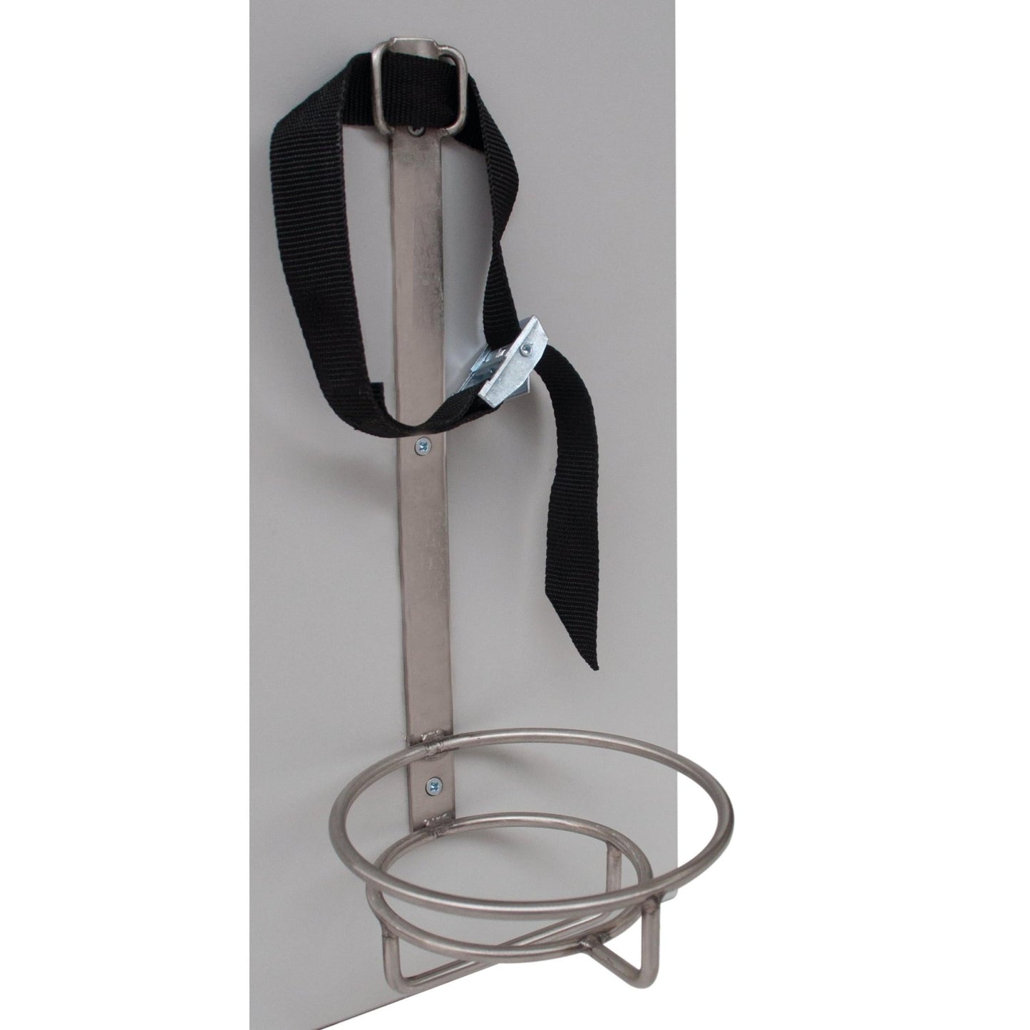 Il supporto per bombole di ossigeno Novocal (altezza: 330 mm, larghezza: 140 mm) è dotato di un anello metallico e di una cinghia verticale con fibbia, ideale per fissare bombole come quelle di ossigeno o estintori in strutture mediche. Confezione: 1 pezzo.
