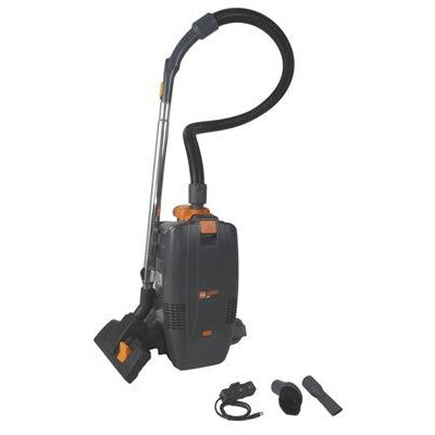 Il TASKI AERO BP B Plus Starter Kit di Diversey Deutschland GmbH & Co. OHG, un aspirapolvere a zaino ultraleggero con tecnologia agli ioni di litio, viene mostrato in posizione verticale con tubo, asta, tre accessori e cavo di alimentazione per una pulizia ergonomica.