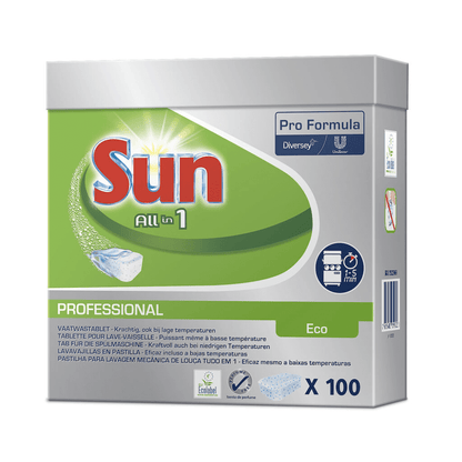 L'immagine mostra una confezione di SUN Professional All in One ECO Tabs pastiglie per lavastoviglie di Diversey Deutschland GmbH & Co. OHG. La confezione, principalmente verde e bianca con accenti blu, sottolinea i vantaggi del marchio e del prodotto e presenta le ECO Tabs con certificazione EU Ecolabel. La confezione contiene 100 pastiglie per lavastoviglie per uso professionale.