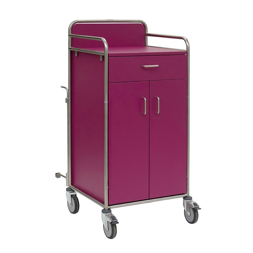 Il carrello di stazione Novocal con un telaio in acciaio inossidabile, un cassetto superiore, due porte inferiori e quattro ruote piroettanti è ideale per gli ospedali. È di colore viola, dispone di giunzioni tubolari completamente saldate ed è raffigurato su uno sfondo bianco semplice.