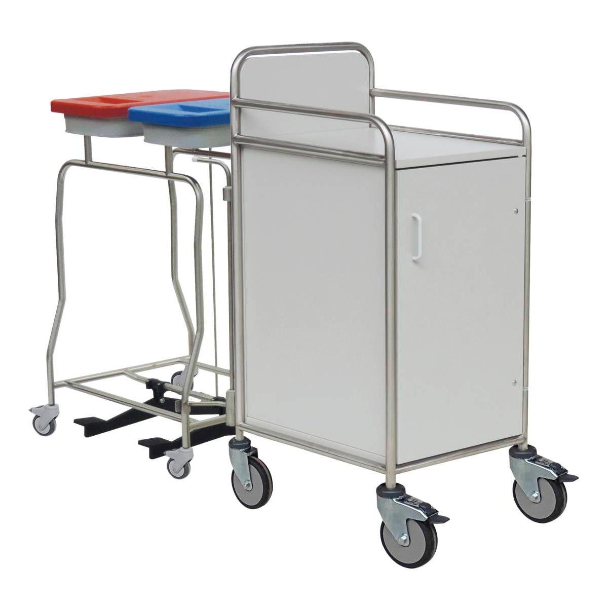 Il carrello Novocal dispone di un telaio in acciaio inossidabile con giunzioni completamente saldate, quattro ruote, un armadio bianco con maniglia e porta, oltre a due bidoni della spazzatura posteriori - uno con coperchio rosso e uno con coperchio blu - ideale per le strutture sanitarie.