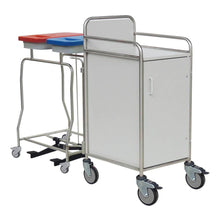 Der Novocal Stationswagen verfügt über einen Edelstahlrahmen mit vollverschweißten Verbindungen, vier Räder, einen weißen Schrank mit Griff und Tür sowie zwei hintere Abfalleimer - einen mit rotem und einen mit blauem Deckel - ideal für Pflegeeinrichtungen.