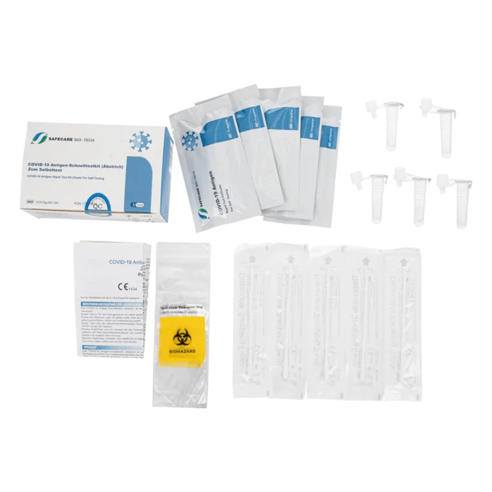 Il kit di test rapido antigenico COVID-19 Safecare Laientest 5er è marchiato Safecare. Questo kit di autotest contiene cassette di test in sacchetti sigillati, un manuale d'uso, tubi di estrazione con tappi e un sacchetto per rifiuti biologici e fornisce risultati in soli 15 minuti.