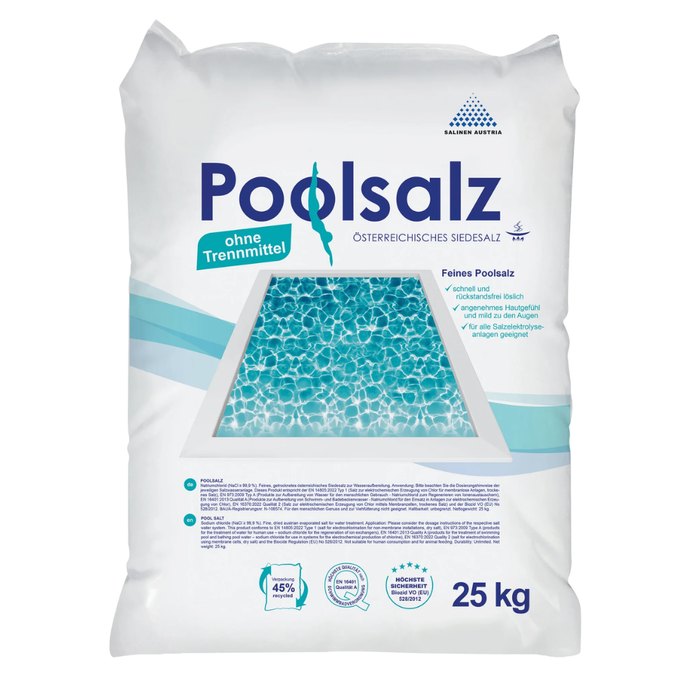 Un sacco da 25 kg di sale da piscina Salinen, sale raffinato purissimo senza agenti antiagglomeranti, con la scritta "senza agenti antiagglomeranti" e la descrizione "sale fine per piscine" dall'Austria. Il prodotto pubblicizza sale raffinato per piscine per l'acqua.