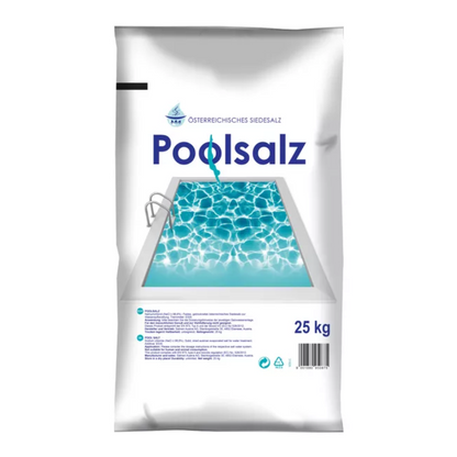 Un sacco da 25 kg di "Salinen Poolsalz sale raffinato purissimo senza agenti antiagglomeranti" per la cura della piscina, con finestra trasparente per mostrare l'acqua blu della piscina e descrizioni chiare su confezione bianca.
