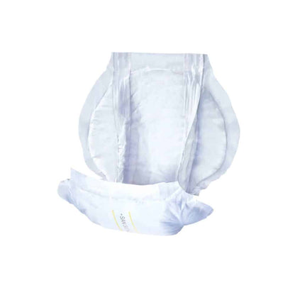 Un'immagine di un pannolino per adulti aperto e inutilizzato con parti laterali e polsini elastici per le gambe per un comfort ottimale. La San Seni Prima Inkontinenzvorlage | Confezione (30 pezzi) di TZMO Deutschland GmbH è bianca con una striscia azzurra e gialla al centro, che indica l'area di assorbimento per chi soffre di incontinenza.