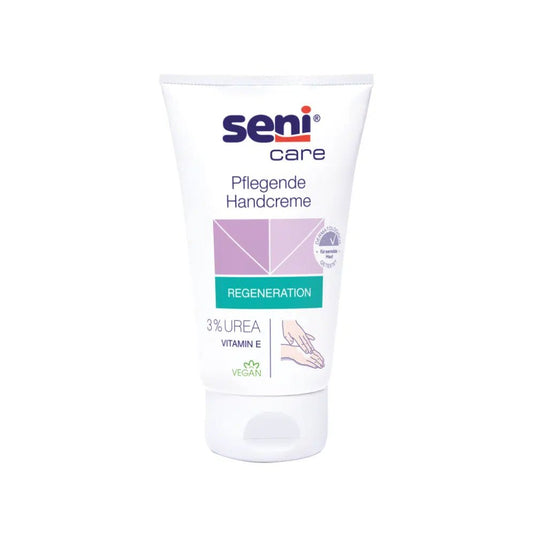 L'immagine mostra un tubetto di crema nutriente per le mani Seni Care della TZMO Deutschland GmbH su sfondo bianco. L’etichetta evidenzia le caratteristiche «Rigenerante» e «Vegano» e mette in risalto la formula al 3% di urea con vitamina E per un effetto idratante.