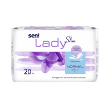 Una confezione da 20 assorbenti Seni Lady Slim Normal della TZMO Deutschland GmbH si presenta in un imballaggio bianco-viola con motivo floreale, dettagli del prodotto in tedesco e stop agli odori per lieve incontinenza.