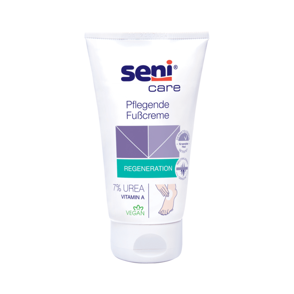 La crema piedi nutriente Seni Care da 100 ml di TZMO Deutschland GmbH rigenera con il 7% di urea, vitamina A per l'idratazione ed è certificata vegana. La confezione dermatologicamente testata mostra un'immagine di piedi e crema.