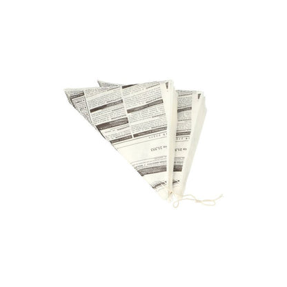 Tre PAPSTAR 1000 sacchetti a punta, sostituto della pergamena, sacchetti resistenti al grasso della PAPSTAR I sacchetti di carta con stampa in bianco e nero in stile giornale sono impilati uno sopra l’altro, ciascuno annodato all’estremità superiore: la confezione perfetta per patatine fritte o altre prelibatezze.