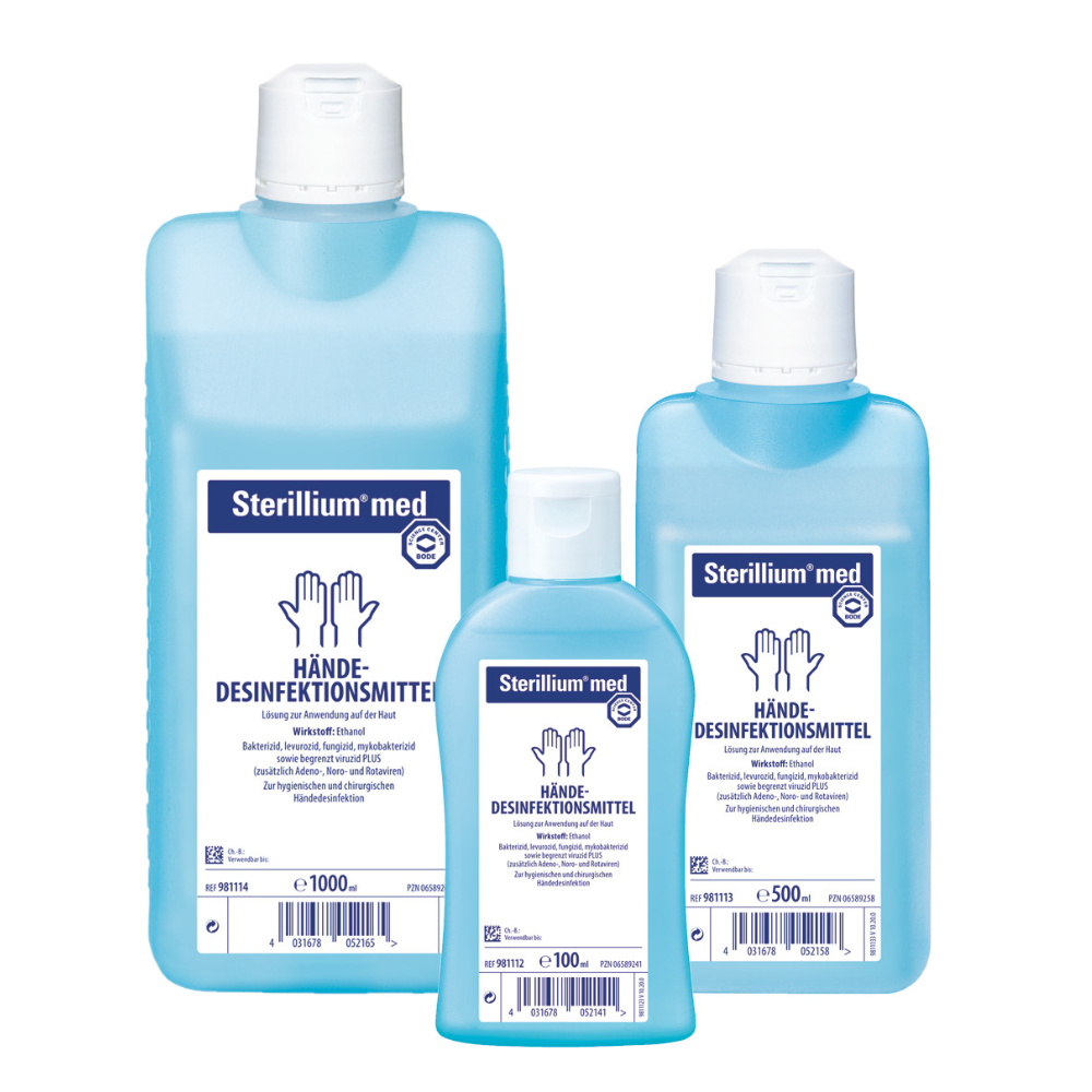 Tre bottiglie di disinfettante per mani Sterillium® med a base di etanolo in diverse dimensioni con etichettatura in tedesco. Le bottiglie sono di colore blu traslucido con tappi bianchi ed etichette con simboli medici. Il prodotto è fabbricato da Paul Hartmann AG.