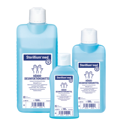 Tre bottiglie di disinfettante per mani Sterillium® med a base di etanolo in diverse dimensioni con etichettatura in tedesco. Le bottiglie sono di colore blu traslucido con tappi bianchi ed etichette con simboli medici. Il prodotto è fabbricato da Paul Hartmann AG.