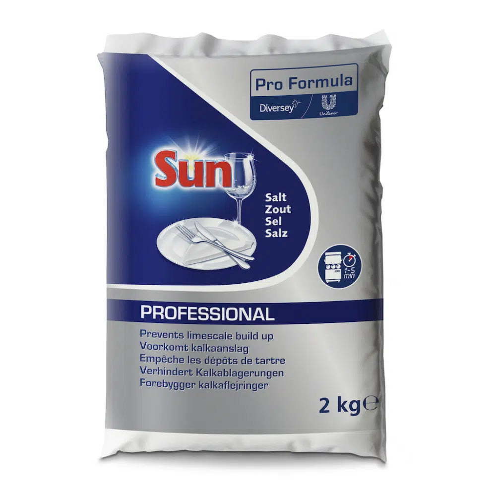 Un sacchetto da 2 kg di sale grosso SUN Professional, sale rigenerante di Diversey Deutschland GmbH & Co. OHG, con un design blu-bianco con immagini di un bicchiere di vino e un piatto. L'imballaggio sottolinea il ruolo nella prevenzione delle incrostazioni di calcare e contiene testo multilingue.