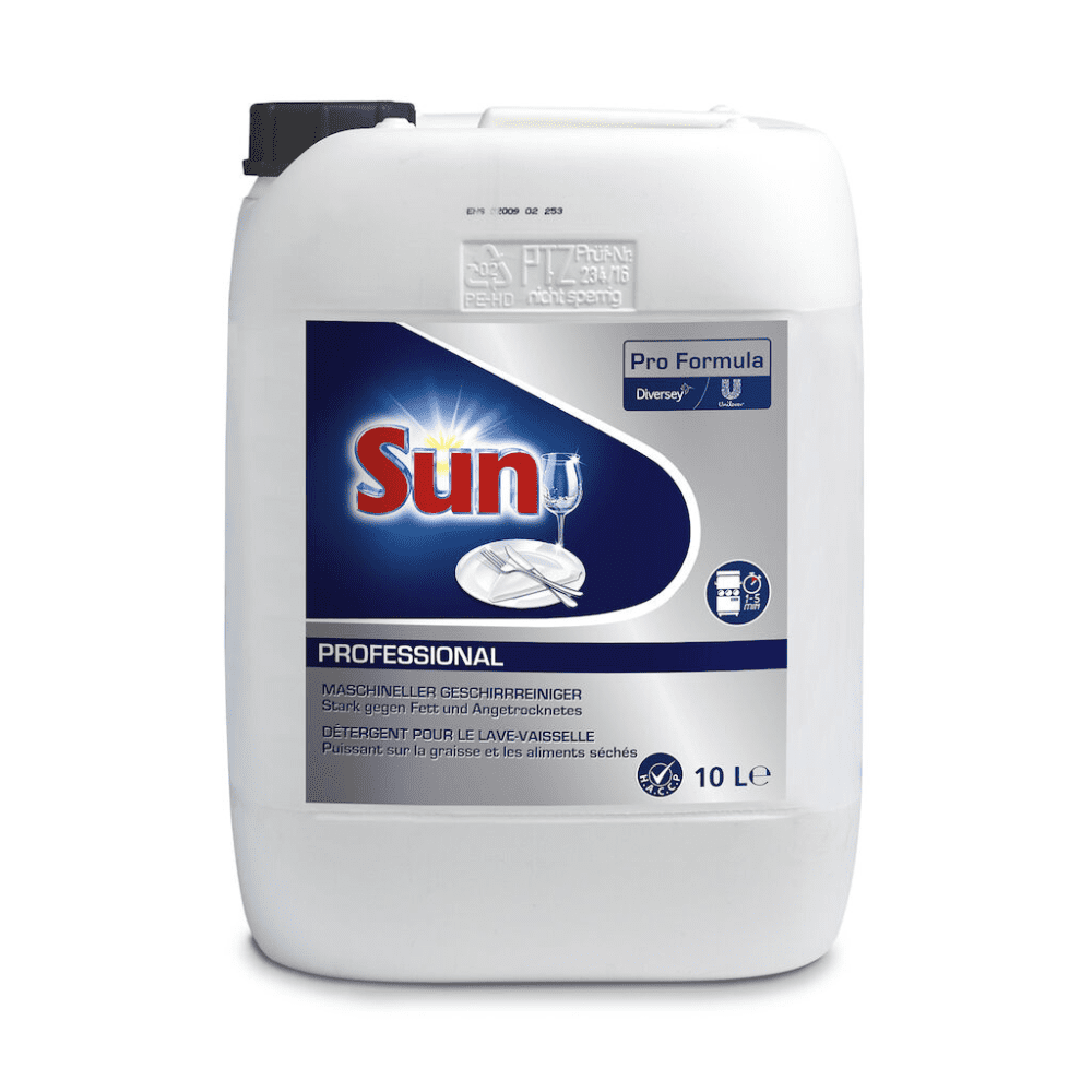 Un grande contenitore bianco con etichetta blu presenta in lettere rosso-gialle il marchio "Sun". Il detersivo per lavastoviglie "Sun Pro Formula Liquid" della Diversey Deutschland GmbH & Co. OHG ha una capacità di 10 litri e contiene una formula potente per la rimozione del grasso, che garantisce sempre risultati senza striature.