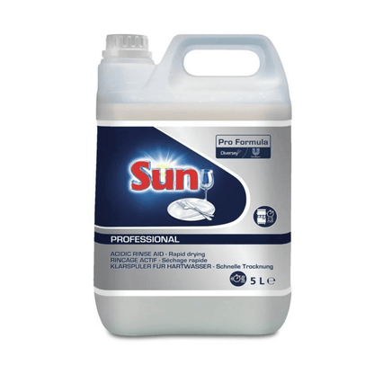 Immagine di una brocca da 5 litri con l'etichetta "SUN Professional Brillantante per acqua dura" di Diversey Deutschland GmbH & Co. OHG, con brillantante acido per evitare depositi di calcare. Ideale per lavastoviglie industriali, assicura un'asciugatura rapida ed è perfetto per l'acqua dura. La brocca è dotata di un manico e un beccuccio, oltre a un testo multilingue.