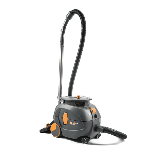 Un aspirapolvere TASKI AERO 8 PLUS, fornito da Diversey Deutschland GmbH & Co. OHG, nei colori grigio e arancione, è in posizione verticale. Questo aspirapolvere a serbatoio, compatto e potente, è dotato di un lungo tubo flessibile e presenta un corpo cilindrico con grandi ruote posteriori e ruote anteriori più piccole, che garantiscono un’eccellente mobilità e una pulizia efficiente. Il suo funzionamento è ottimizzato grazie alla tecnologia «Flüster», che garantisce un funzionamento silenzioso.