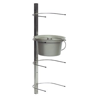 Il supporto a parete per secchi da toilette Novocal in acciaio inossidabile offre spazio per 4 secchi da toilette e 4 bacinelle. Il pratico supporto a parete di Novocal è ideale per una conservazione sicura e salvaspazio nell'area di cura. Confezione: 1 pezzo.
