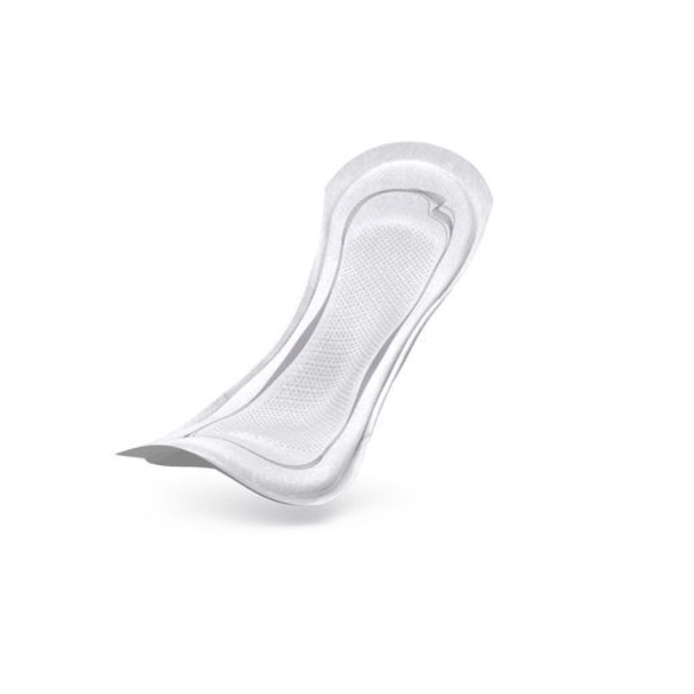 Su uno sfondo bianco è raffigurato un assorbente per incontinenza TENA Lady Discreet Extra Plus della Essity Germany GmbH. Dispone della tecnologia InstaDRY e di un design sagomato con superficie strutturata, progettato per l'igiene personale.