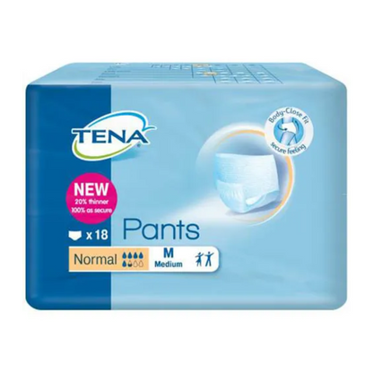 L'immagine mostra una confezione di TENA Pants Normal, pantaloni per incontinenza, prodotti da TENA - Essity Germany GmbH appositamente per l'incontinenza urinaria. Contiene 18 mutande di media grandezza con capacità di assorbimento "normale", e la confezione sottolinea un design più sottile del 20% e una vestibilità comoda su uno sfondo blu con il marchio del prodotto.