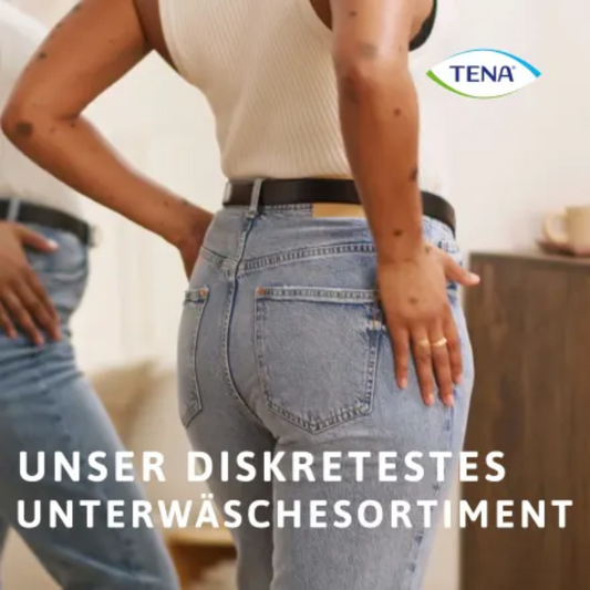 Eine Person in einem weißen ärmellosen Oberteil und blauen Jeans posiert selbstbewusst mit den Händen in den Hüften vor einem Spiegel. Das TENA-Logo erscheint in der oberen rechten Ecke und betont den diskreten Komfort, den die TENA Silhouette Plus Black Inkontinenzpants Gr. M für Menschen mit Blasenschwäche bieten. Unten steht auf Deutsch: „Unser diskretestes Unterwäschesortiment“.