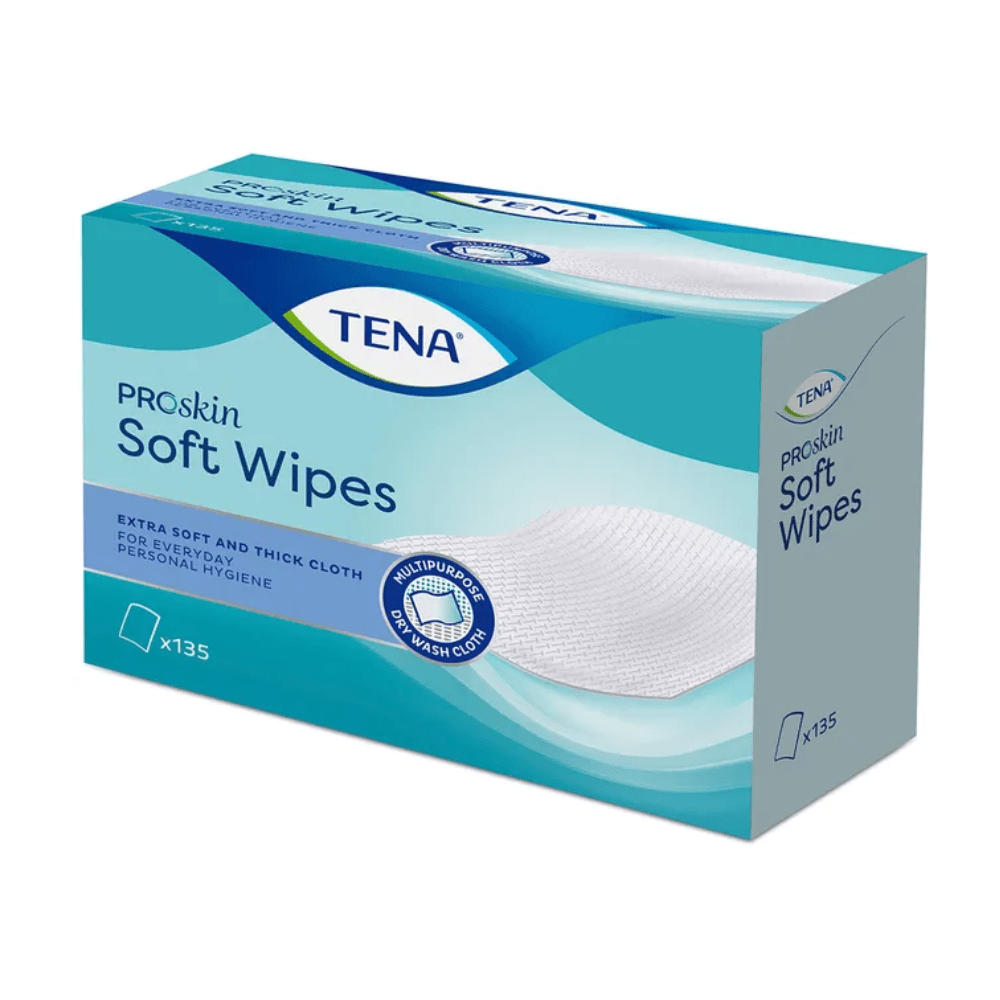 Una scatola di guanti da lavaggio TENA Soft Wipes, ideale per la pulizia del corpo, è esposta. L'imballaggio blu e bianco sottolinea l'eccezionale morbidezza e spessore dei fazzoletti per l'igiene corporea e personale. La scatola prodotta da TENA - Essity Germany GmbH contiene 135 fazzoletti ed è quindi un prodotto indispensabile per l'incontinenza.
