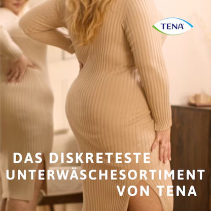 Una persona in un abito beige aderente è di spalle alla fotocamera. Il logo TENA appare in alto a destra. Il testo tedesco sotto recita: "TENA Silhouette Plus Creme slip assorbenti - la gamma più discreta di TENA - Essity Germany GmbH.