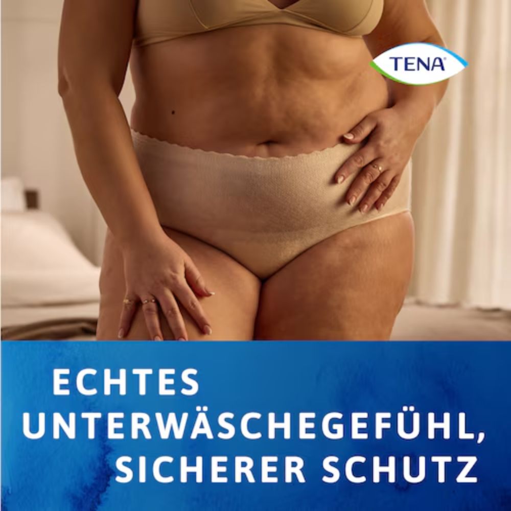 Una persona in slip assorbenti TENA Silhouette Plus Creme beige a vita alta sta con la mano sul fianco, il logo TENA - Essity Germany GmbH in alto a destra. Testo sotto: "SENSO DI VERA BIANCHERIA, PROTEZIONE SICURA.