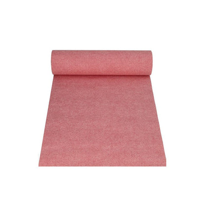 Un PAPSTAR simile a un tessuto PV-Tissue Mix della "ROYAL Collection" della PAPSTAR GmbH nelle dimensioni 24 m x 40 cm e nel colore rosso è parzialmente srotolato, con il rotolo verso l'alto, su uno sfondo bianco impeccabile.