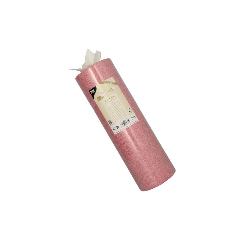 Un tappetino yoga rosa arrotolato, che riflette l'eleganza del PAPSTAR simile a un tessuto PV-Tissue Mix "ROYAL Collection" di PAPSTAR GmbH, è dotato di un'etichetta beige con informazioni sul prodotto e dettagli del marchio. È posizionato verticalmente su uno sfondo bianco semplice e irradia raffinatezza, che ricorda questo raffinato runner da tavolo in una miscela di polpa-viscosa-tessuto.