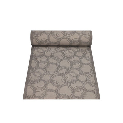 Il runner da tavolo della PAPSTAR GmbH della collezione ROYAL è un rotolo simile a un tessuto di 24m x 40cm in un mix di polpa-viscosa-tessuto, che presenta un motivo geometrico circolare in toni di grigio e beige. Il materiale parzialmente srotolato mostra elegantemente il suo design senza soluzione di continuità.