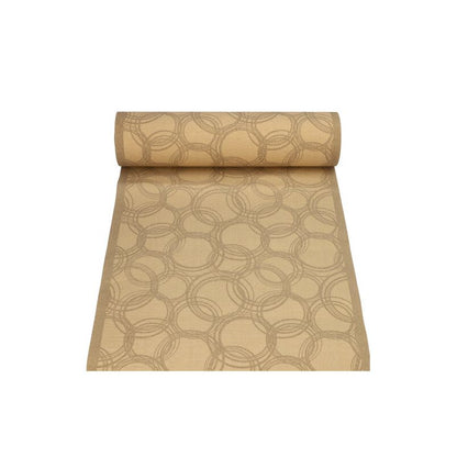 Il PAPSTAR runner da tavola simile a tessuto PV-Tissue Mix della "ROYAL Collection" della PAPSTAR GmbH è composto da un rotolo di tessuto beige con un motivo ripetuto di anelli circolari sovrapposti. Questo mix di polpa-viscosa-tessuto si srotola parzialmente e mostra la sua texture liscia e il suo sottile splendore, rendendolo il punto focale ideale per ogni decorazione da tavola.