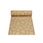 Il PAPSTAR runner da tavola simile a tessuto PV-Tissue Mix della "ROYAL Collection" della PAPSTAR GmbH è composto da un rotolo di tessuto beige con un motivo ripetuto di anelli circolari sovrapposti. Questo mix di polpa-viscosa-tessuto si srotola parzialmente e mostra la sua texture liscia e il suo sottile splendore, rendendolo il punto focale ideale per ogni decorazione da tavola.