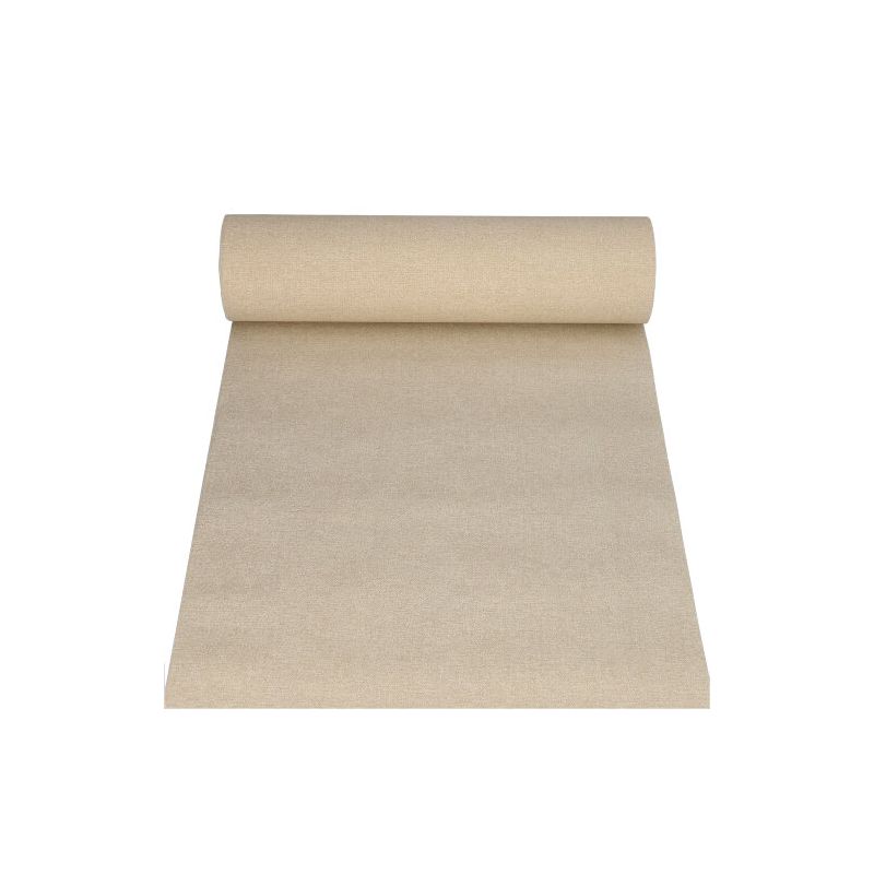 Un rotolo di tessuto beige del PAPSTAR runner da tavola simile a tessuto PV-Tissue Mix "ROYAL Collection", parzialmente srotolato su sfondo bianco, mette in risalto il lussuoso mix di polpa-viscosa-tessuto nel suo design.