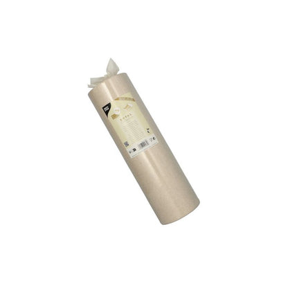 Un runner da tavola beige arrotolato nell'eleganza della ROYAL Collection è in piedi su uno sfondo bianco. L'etichetta sul runner contiene dettagli del prodotto e un codice a barre e lo identifica come PAPSTAR runner da tavola simile a tessuto PV-Tissue Mix "ROYAL Collection" 24 m x 40 cm della PAPSTAR GmbH.