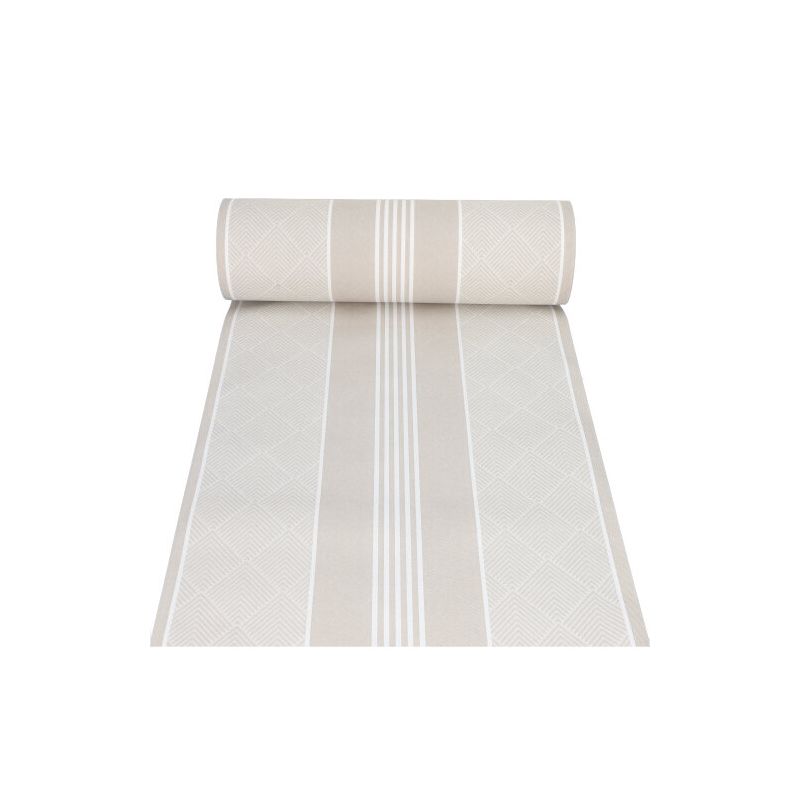 Un rotolo dal runner da tavola simile a tessuto PV-Tissue Mix "ROYAL Collection" della PAPSTAR GmbH in beige, decorato con un motivo a strisce e rombi geometrici, è parzialmente srotolato, mostrando così il suo design elegante. Il materiale Pulp-Viskose-Tissue-Mix conferisce un tocco raffinato al semplice sfondo bianco.