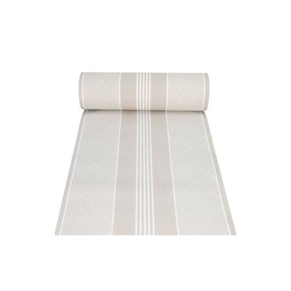 Un rotolo dal runner da tavola simile a tessuto PV-Tissue Mix "ROYAL Collection" della PAPSTAR GmbH in beige, decorato con un motivo a strisce e rombi geometrici, è parzialmente srotolato, mostrando così il suo design elegante. Il materiale Pulp-Viskose-Tissue-Mix conferisce un tocco raffinato al semplice sfondo bianco.
