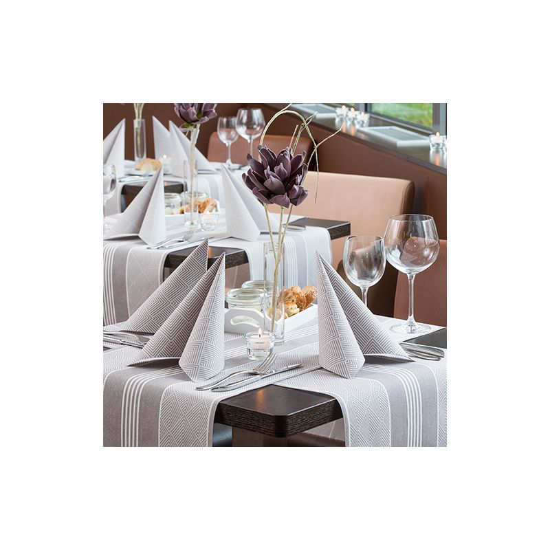 Il tavolo da pranzo è elegantemente apparecchiato con tovaglioli piegati, bicchieri da vino, bicchieri d'acqua e fiori decorativi. Una tovaglia chiara della collezione ROYAL della PAPSTAR GmbH completa i tovaglioli abbinati. L'ambiente elegante, arricchito da un raffinato PAPSTAR runner da tavola simile a tessuto PV-Tissue Mix "ROYAL Collection" nelle dimensioni 24 m x 40 cm, è perfetto per un pasto raffinato.