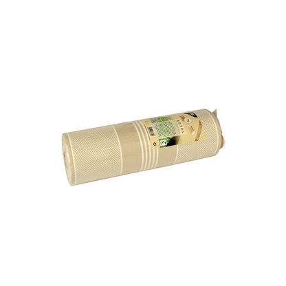 Un rotolo del PAPSTAR runner da tavola simile a tessuto PV-Tissue Mix "ROYAL Collection" della PAPSTAR GmbH presenta un motivo geometrico strutturato in una tonalità neutra. L'etichetta parzialmente visibile da questo angolo mostra testo e grafica. Il rotolo è composto da un mix di tessuto cellulosa-viscosa e si trova su uno sfondo bianco semplice.