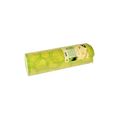 Un tappetino da yoga verde è ordinatamente arrotolato e mostra un motivo geometrico ispirato al design della "ROYAL Collection" della PAPSTAR GmbH. Viene fornito con un'etichetta del prodotto che mostra testo e simboli su sfondo beige e ricorda i dettagli dei prodotti di runner da tavola di lusso di PAPSTAR.