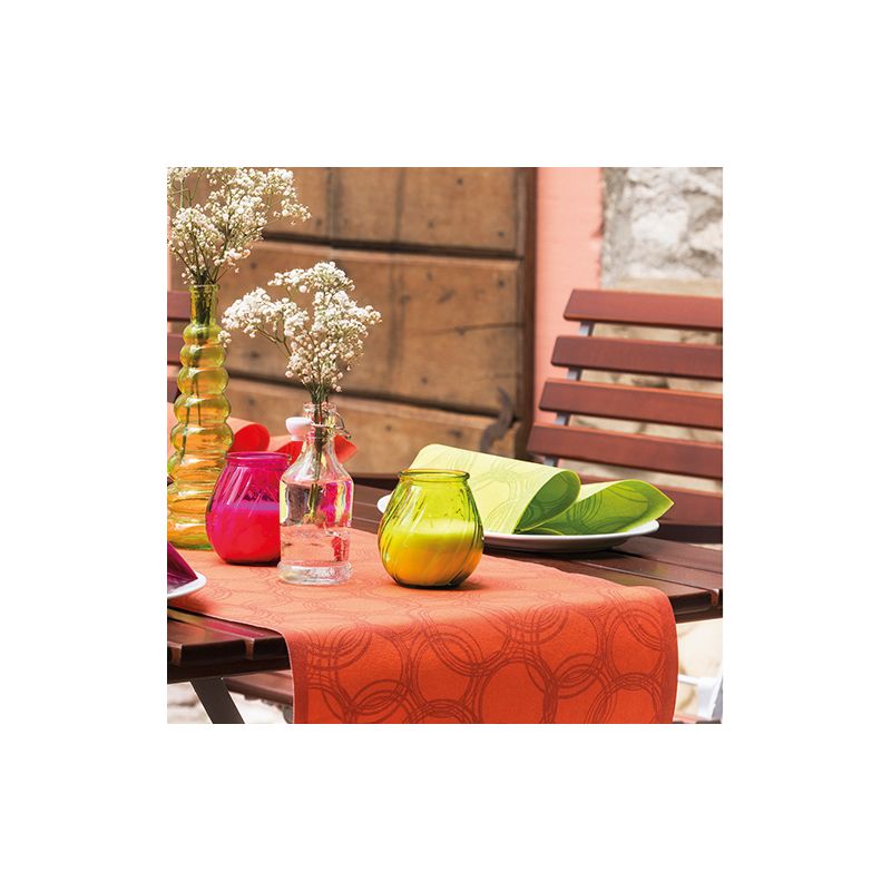 Un tavolo in legno è decorato con un vivace PAPSTAR runner da tavola rosso-arancione simile a tessuto PV-Tissue Mix della collezione ROYAL della PAPSTAR GmbH. È decorato con vasi colorati - rosso, rosa, giallo e arancione - alcuni dei quali contengono fiori bianchi. Foglie verdi sono artisticamente posizionate accanto ai vasi. Sedie in legno circondano la disposizione elegante.