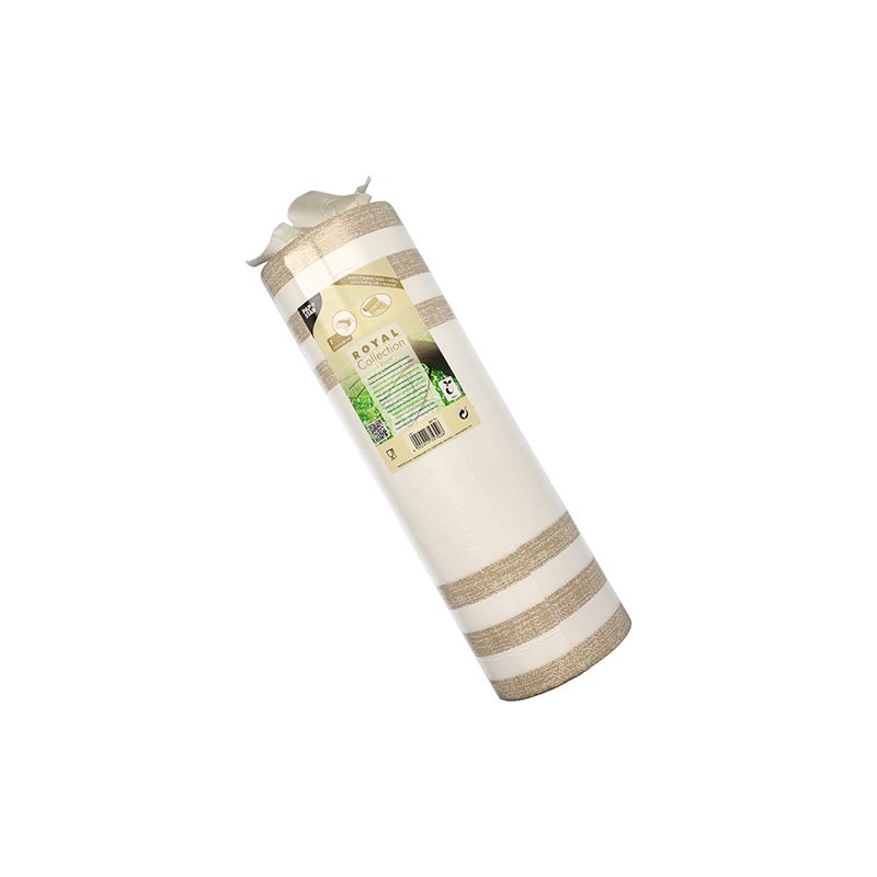 Un tappetino da yoga arrotolato con strisce bianche e beige della PAPSTAR runner da tavola simile a tessuto PV-Tissue Mix "ROYAL Collection" della PAPSTAR GmbH dispone di un'etichetta con dettagli del prodotto e simboli, tutto realizzato in un design di mix di polpa-viscosa-tessuto, che si erge verticalmente su uno sfondo bianco impeccabile.