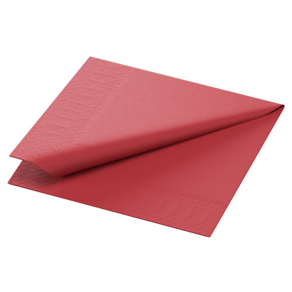 Un tovagliolo di carta piegato 24 x 24 cm a 3 strati della Duni GmbH, in rosso con un motivo in rilievo discreto sui bordi, è rappresentato in diagonale su uno sfondo bianco.