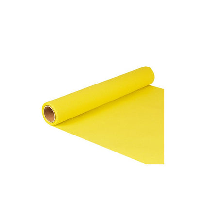 Un rotolo PAPSTAR di carta da runner da tavola della "ROYAL Collection" in giallo brillante, con il marchio ecologico nordico "Svanen", è parzialmente srotolato, così che il nucleo di cartone è visibile. La carta liscia e luminosa giace piatta su uno sfondo bianco.