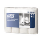 Una scatola di rotoli da cucina extra assorbenti Tork 120305 Premium a 3 strati, prodotta da TORK - Essity Professional Hygiene Germany GmbH, contiene 48 rotoli. L'imballaggio prevalentemente bianco con dettagli blu mostra un'immagine del prodotto, un logo e simboli di utilizzo. L'etichetta "120305" sottolinea il design extra assorbente.