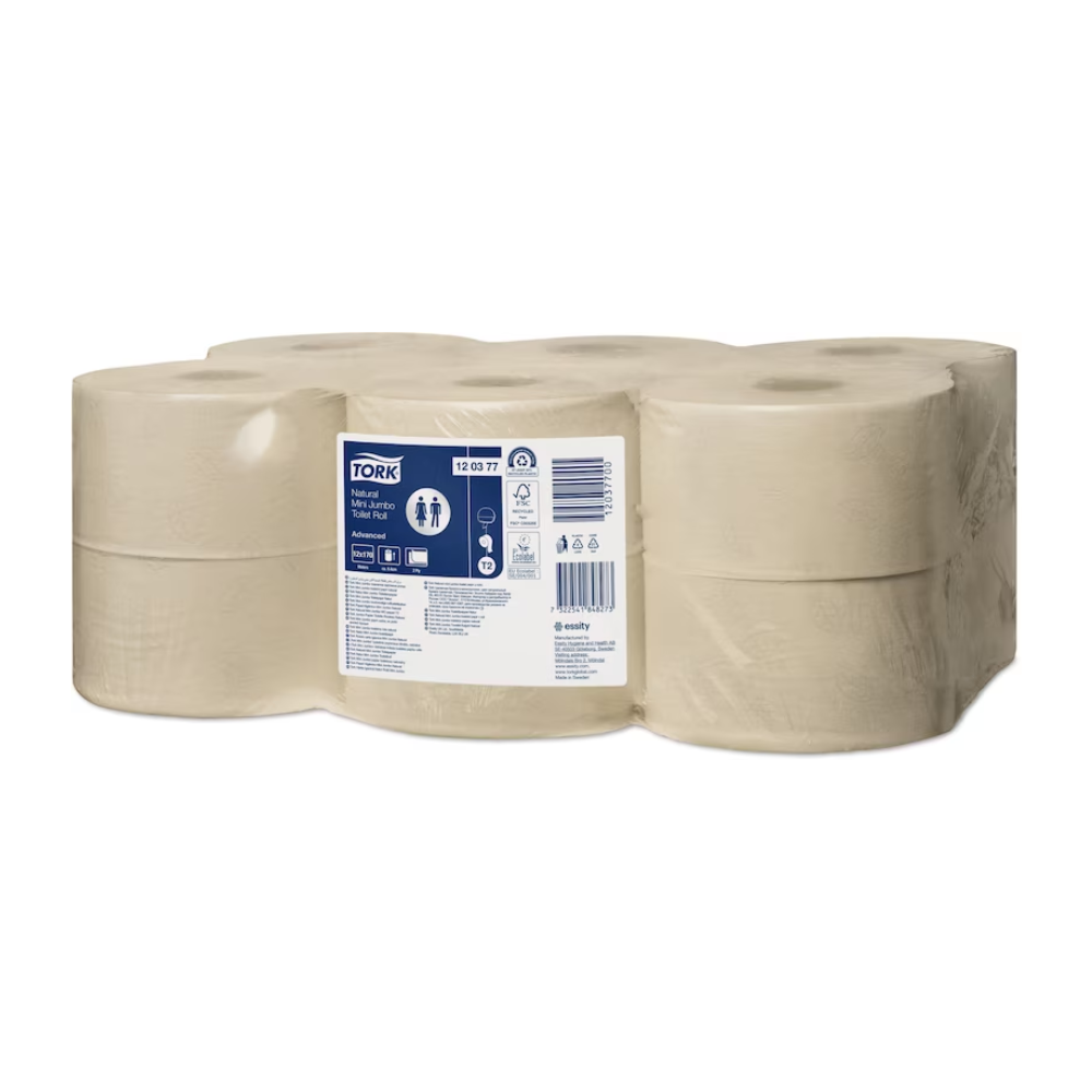 Una scatola con 12 rotoli di carta igienica Tork 120377 Natur Mini Jumbo Advanced T2, confezionata in plastica trasparente e dotata di un'etichetta blu e bianca con simboli del prodotto, è composta da fibre riciclate. Come parte del marchio Essity Professional Hygiene Germany GmbH, questa carta igienica è compatibile con i distributori Tork e offre soluzioni pratiche per i bagni.