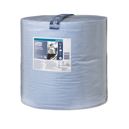 Un rotolo grande di carta multiuso extra resistente Tork Premium W1 a 2 strati di Essity Professional Hygiene Germany GmbH presenta sul fronte un'etichetta con informazioni sul prodotto e immagini illustrative di applicazione. Con alta capacità di assorbimento, incluso pratico nastro per il trasporto.